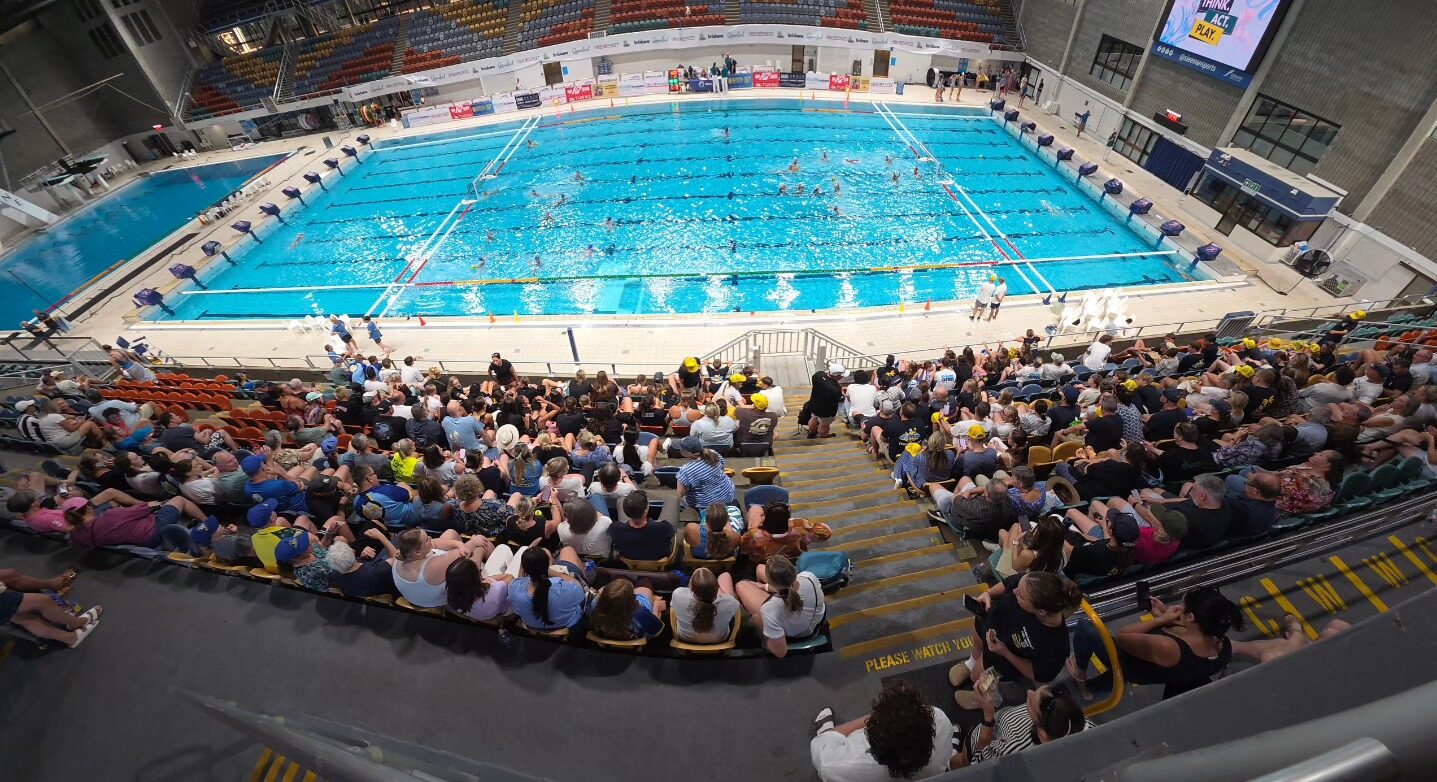 Competition pool with AntiWave lanes